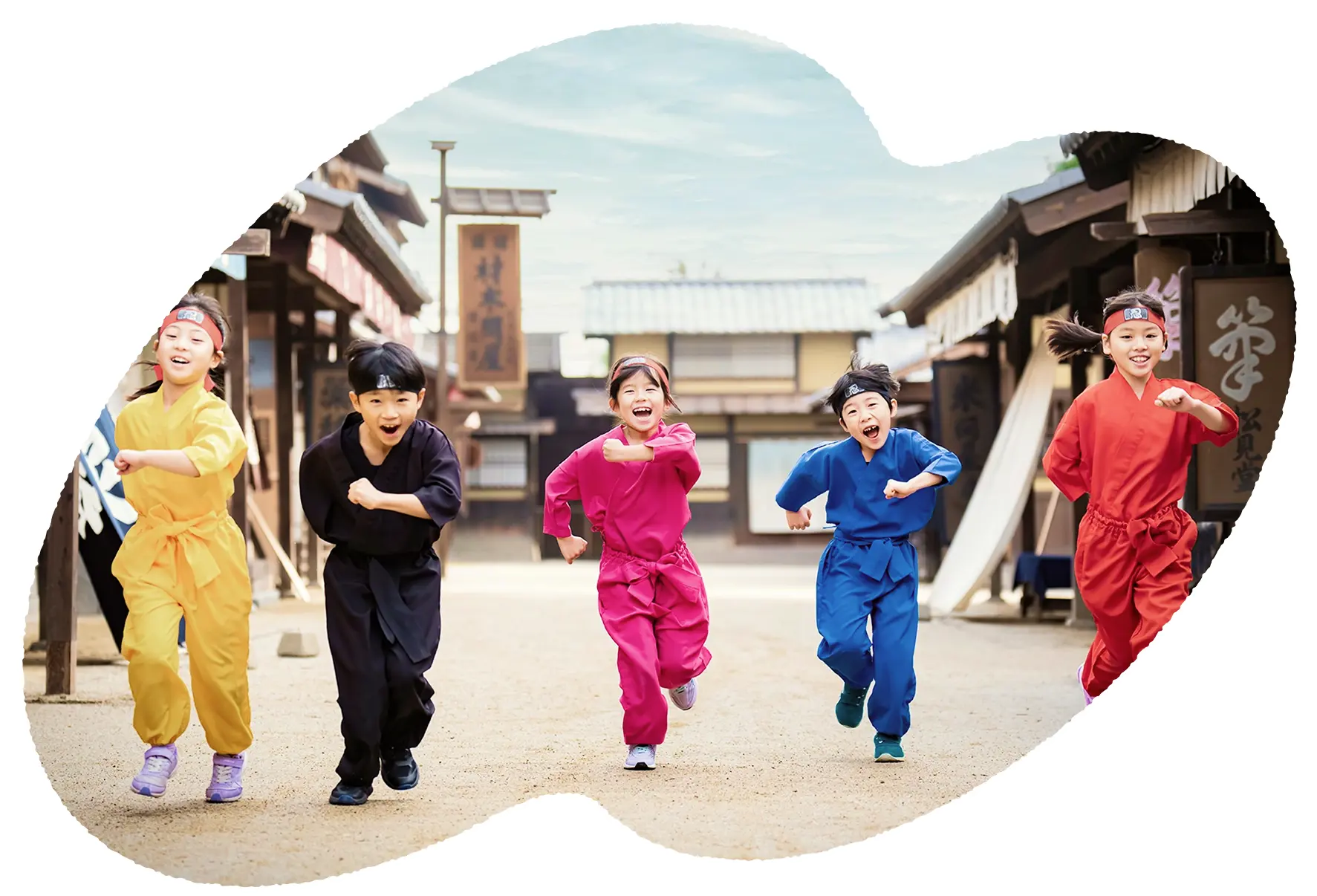 忍者衣装を着た子どもたち