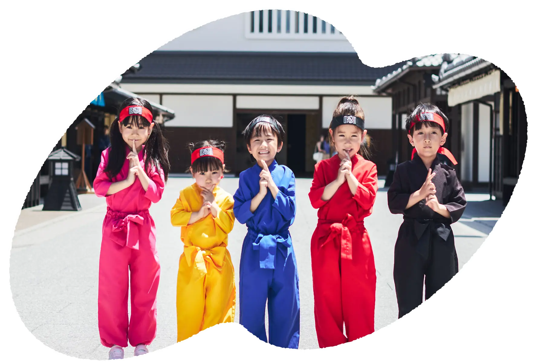 忍者衣装を着た子どもたち