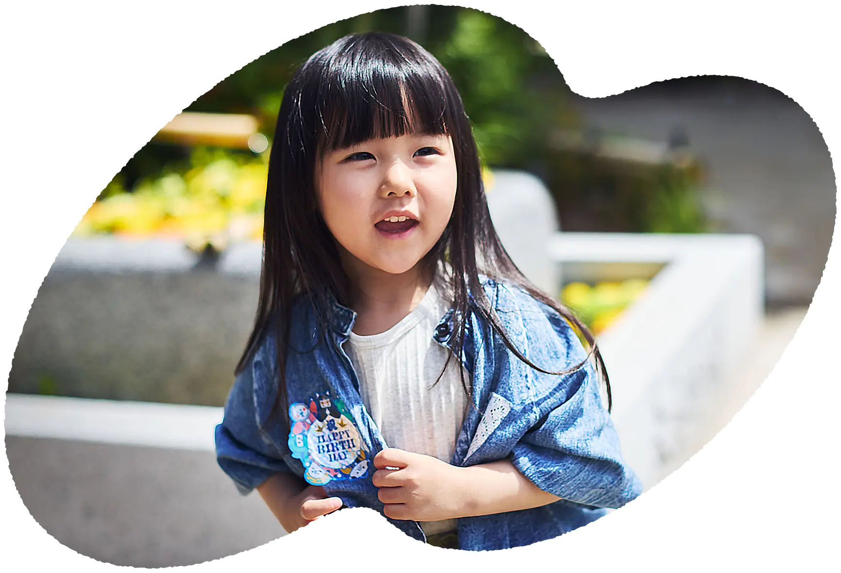 お誕生日シールをもらう子どもの写真