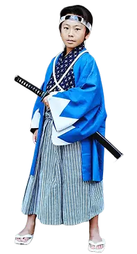 忍者衣装に着替えた子ども